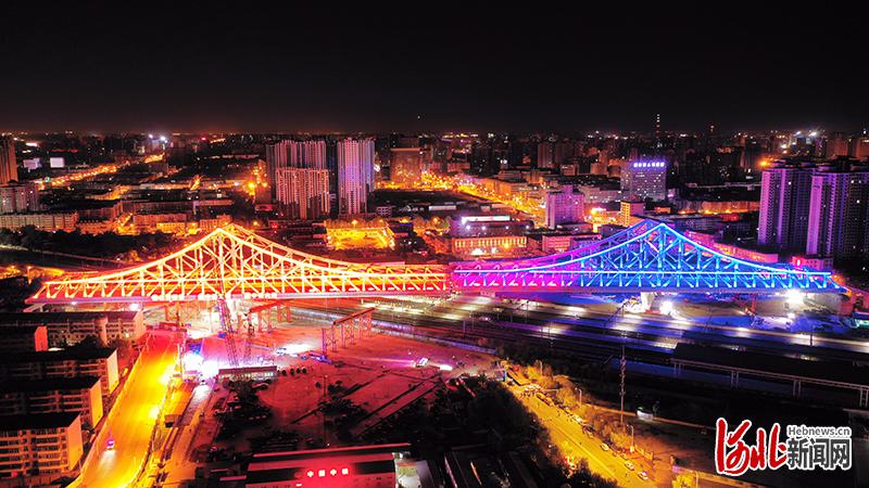 國內首座上跨運營高鐵鋼桁梁橋在河北廊坊成功轉體