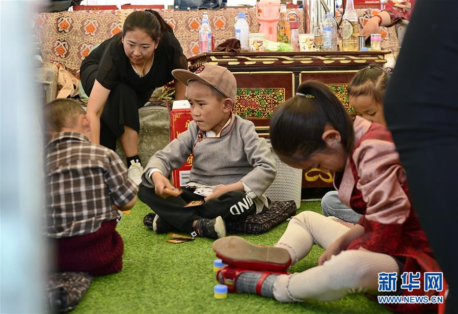 西藏日喀则：夏日“过林卡”