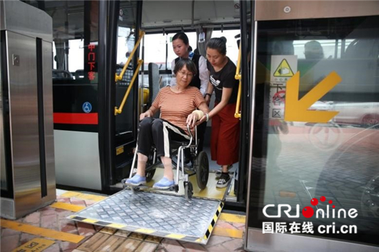 （世界城市日）绿色出行 打造韧性城市的健康血脉_fororder_上海市中运量公交车无障碍设施