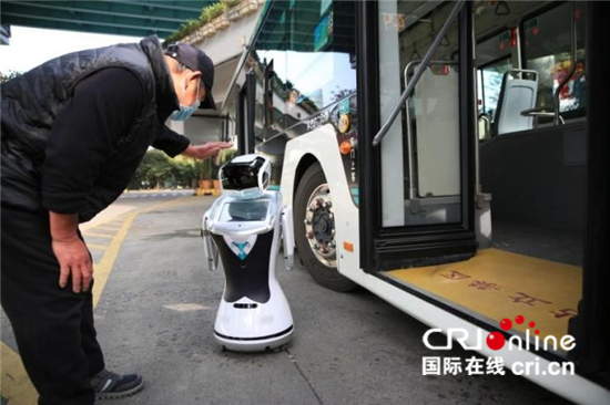 （世界城市日）绿色出行 打造韧性城市的健康血脉_fororder_上海市公交车配备的机器人服务