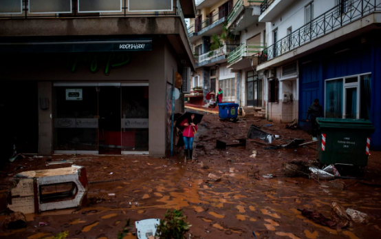 雅典总督办公室表示，“这次灾害天气所带来的损失和危险程度是前所未有。”_fororder_微信截图_20171116172632
