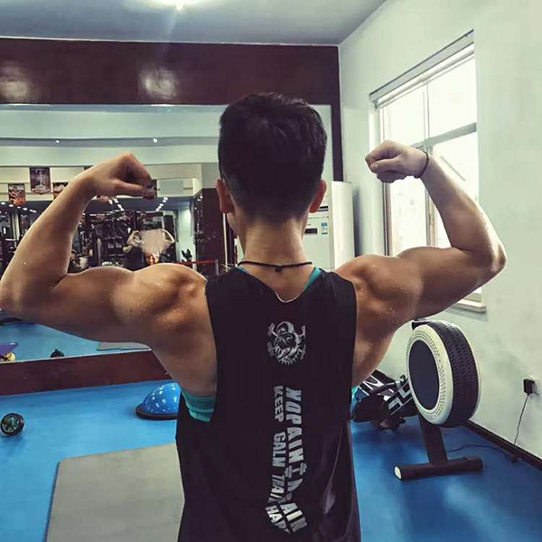 95后妹子练就威猛肌肉短发造型帅气十足