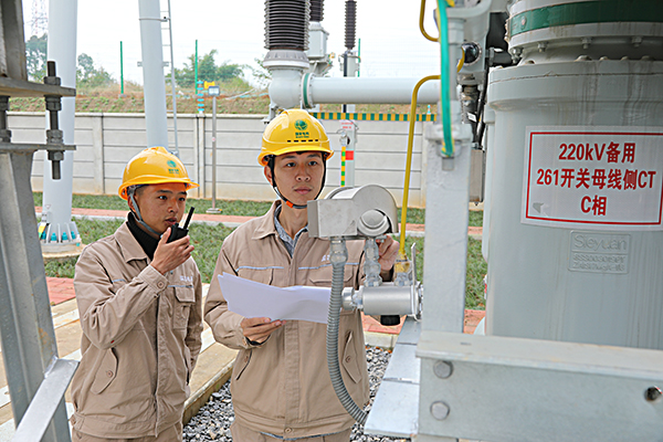 新津500千伏输变电工程投运 成都新增一个电源点_fororder_工作人员在新津500千伏变电站对投运前的现场设备进行状态核对-摄-王志奇-