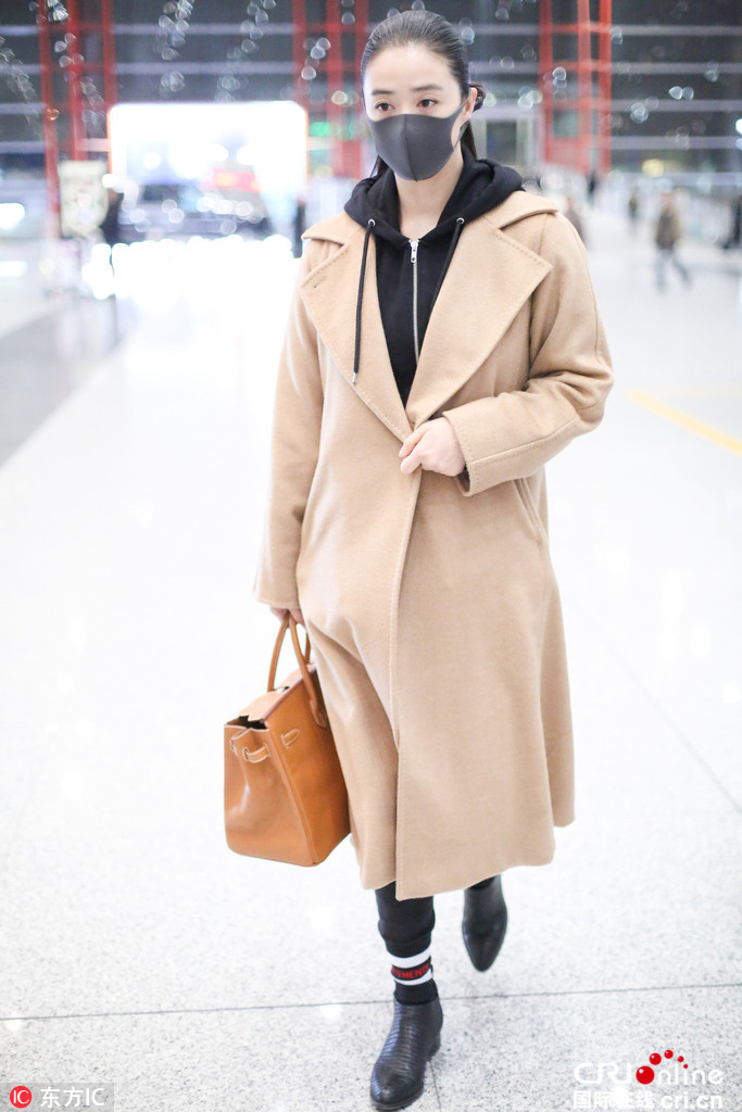 蒋欣宽松驼色大衣遮肉扎干练马尾 气场全开似女王