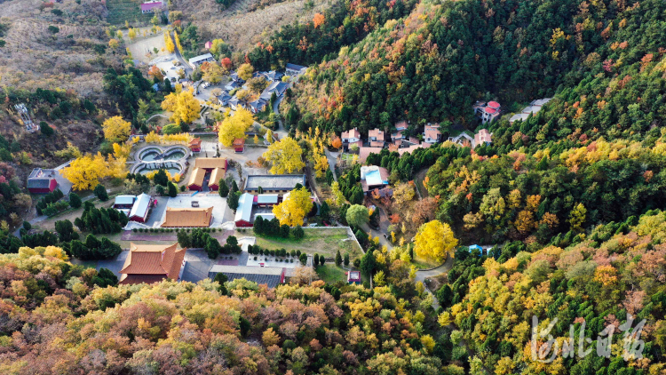 河北遵化：古寺秋景如画