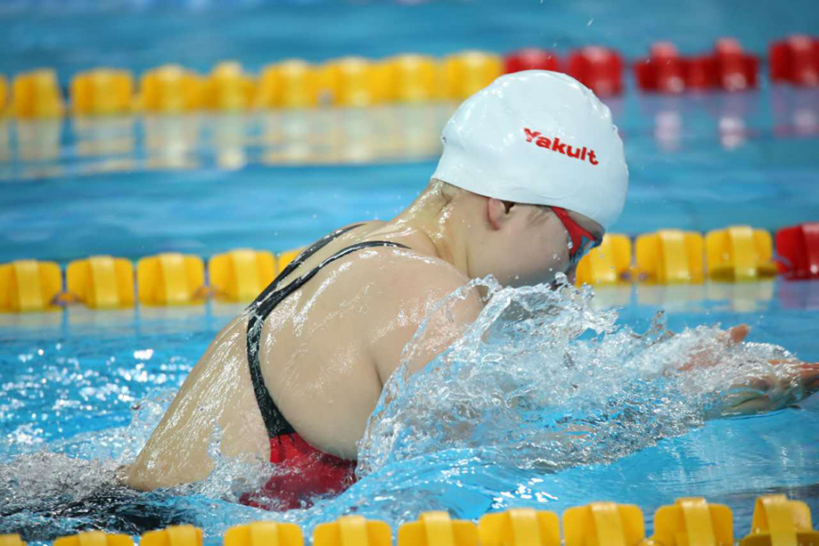 新女蛙王遇尴尬 泳衣撕裂比赛仍夺冠