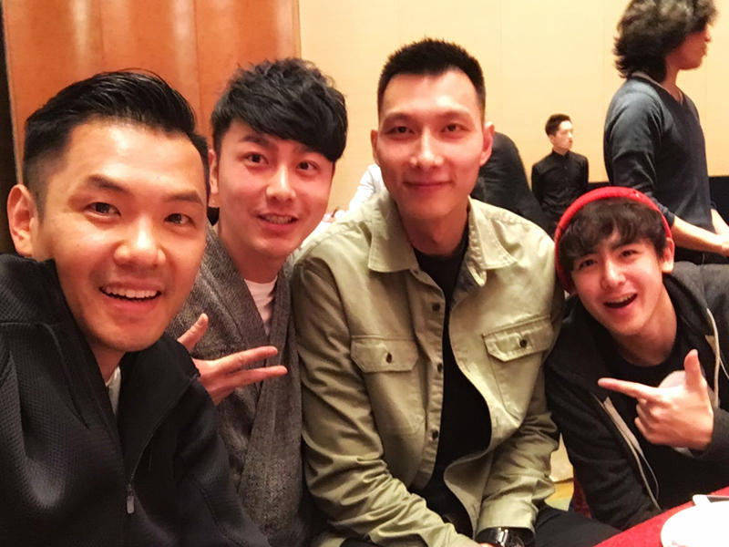 别和打篮球的比腿长 易建联秒杀1米9男星(图) 别和打篮球的比腿长 易建联秒杀1米9男星(图)