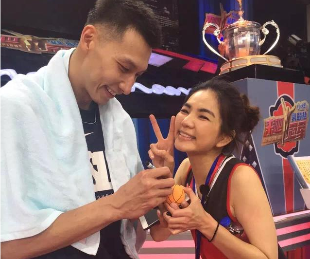 别和打篮球的比腿长 易建联秒杀1米9男星(图) 别和打篮球的比腿长 易建联秒杀1米9男星(图)