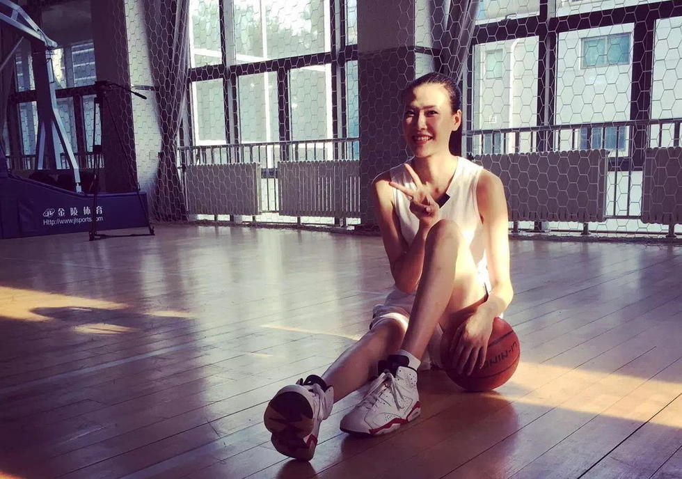 别和打篮球的比腿长 易建联秒杀1米9男星(图) 别和打篮球的比腿长 易建联秒杀1米9男星(图)