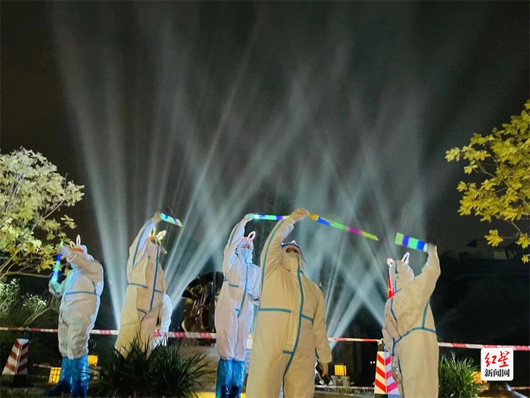 （转载）隔离不隔爱 一场别开生面的“阳台演唱会”