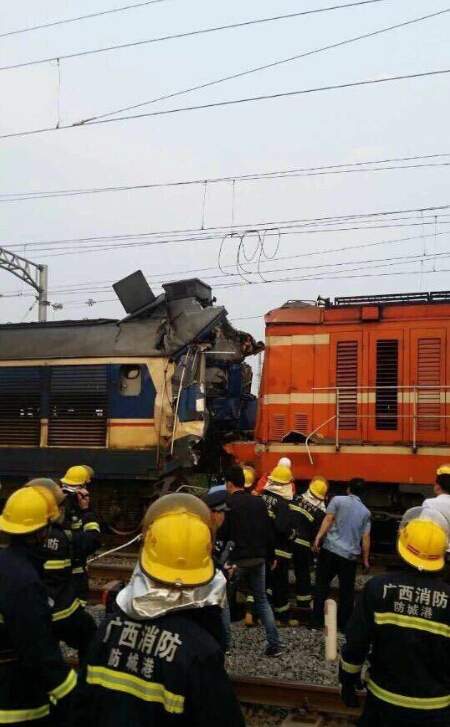 广西防城港两火车头相撞 致两死一伤(组图)