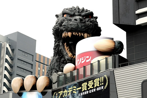 日本现巨型怪兽漱口雕像 可供人漱口50万次(图)
