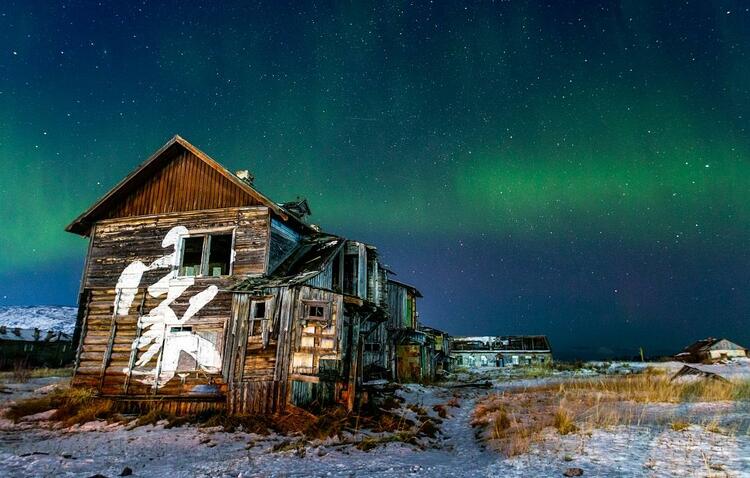 美到窒息！俄罗斯摩尔曼斯克地区现唯美北极光