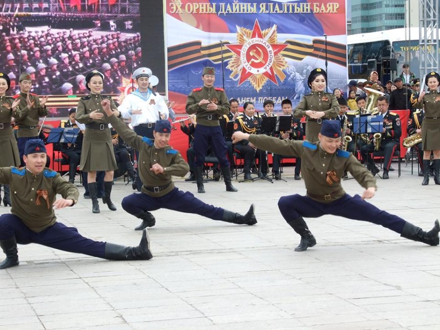 蒙古军队文工团劳军女兵颜值高