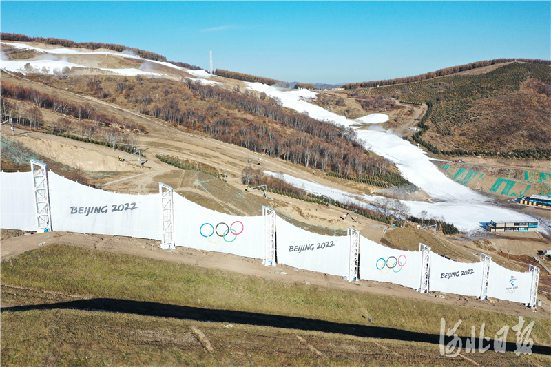 河北张家口：云顶滑雪公园防风网安装完成