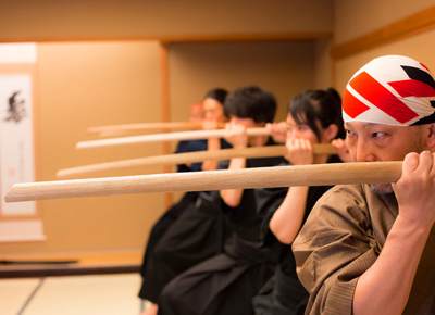 东京椿山庄针对外国旅客开展武士文化体验活动