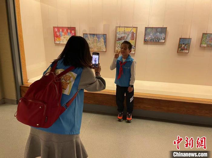 超百幅少儿书画作品杭州展出：童心童眼绘就共富风景