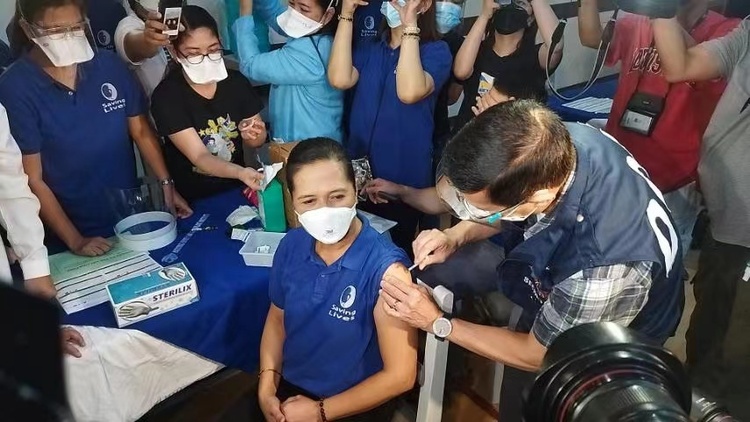 菲律賓開始為醫護人員接種新冠疫苗加強針