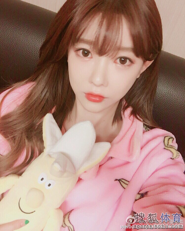 组图：韩国电竞女主播晒私照 迷人大眼闪闪放光