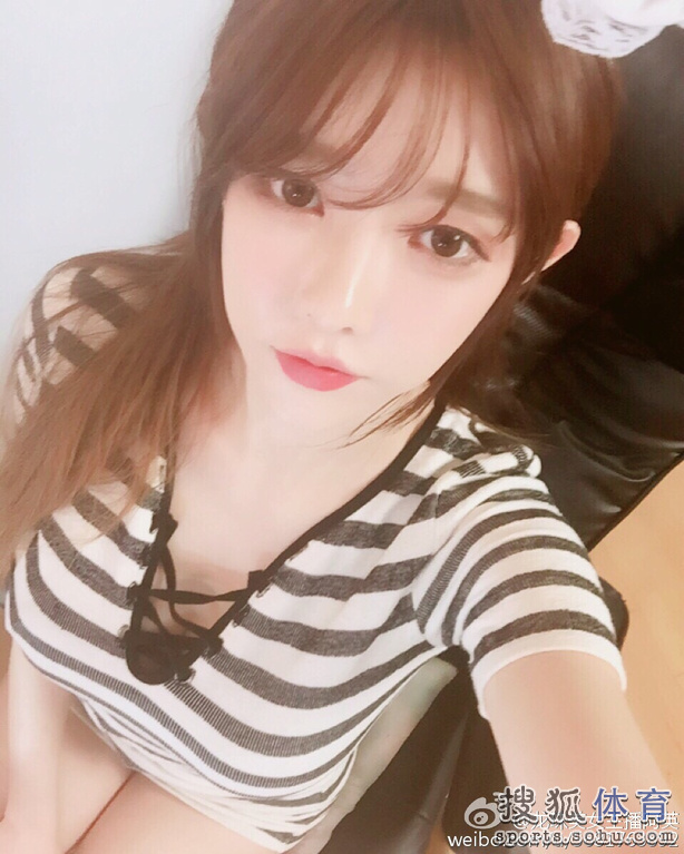 组图：韩国电竞女主播晒私照 迷人大眼闪闪放光