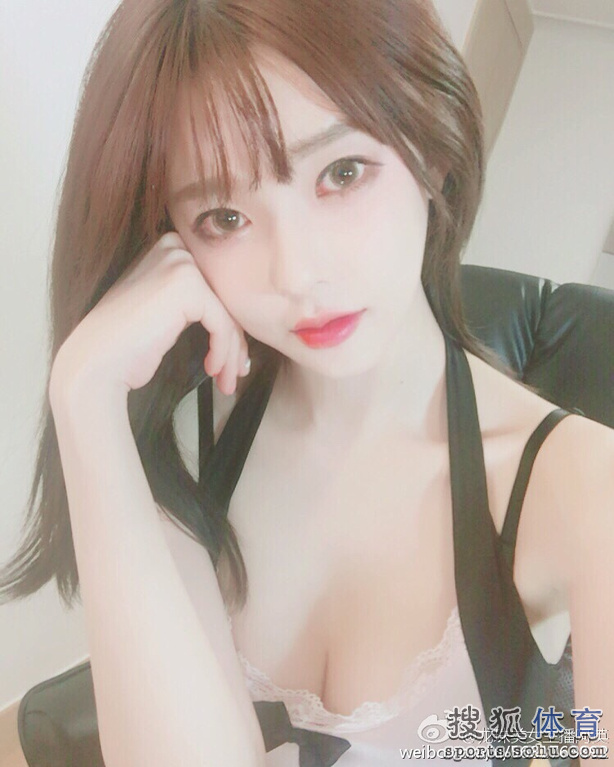 组图：韩国电竞女主播晒私照 迷人大眼闪闪放光
