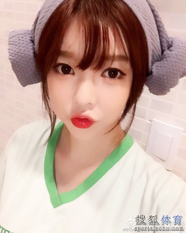 组图：韩国电竞女主播晒私照 迷人大眼闪闪放光