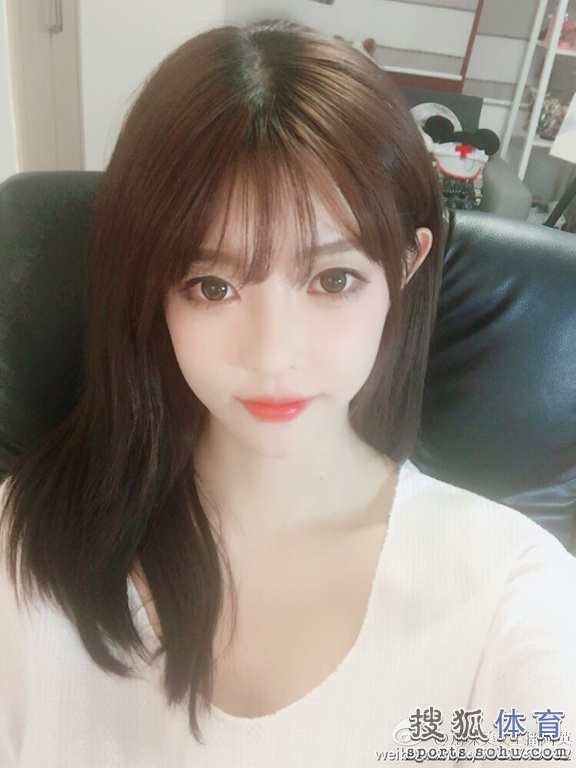 组图：韩国电竞女主播晒私照 迷人大眼闪闪放光