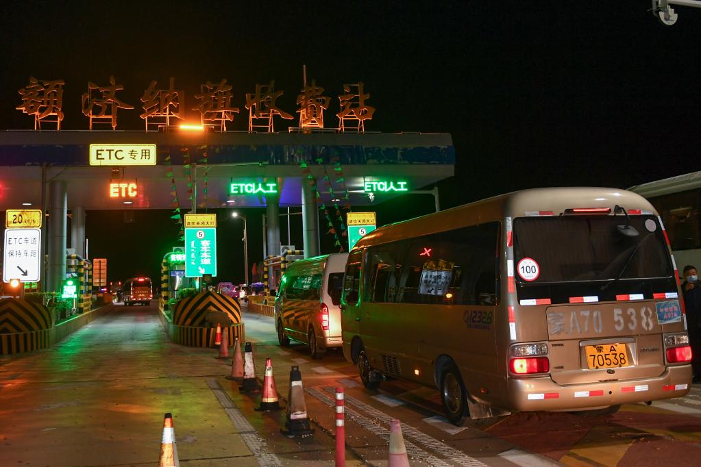 10月29日,滞留在额济纳旗的旅游包车有序通过额济纳旗收费站
