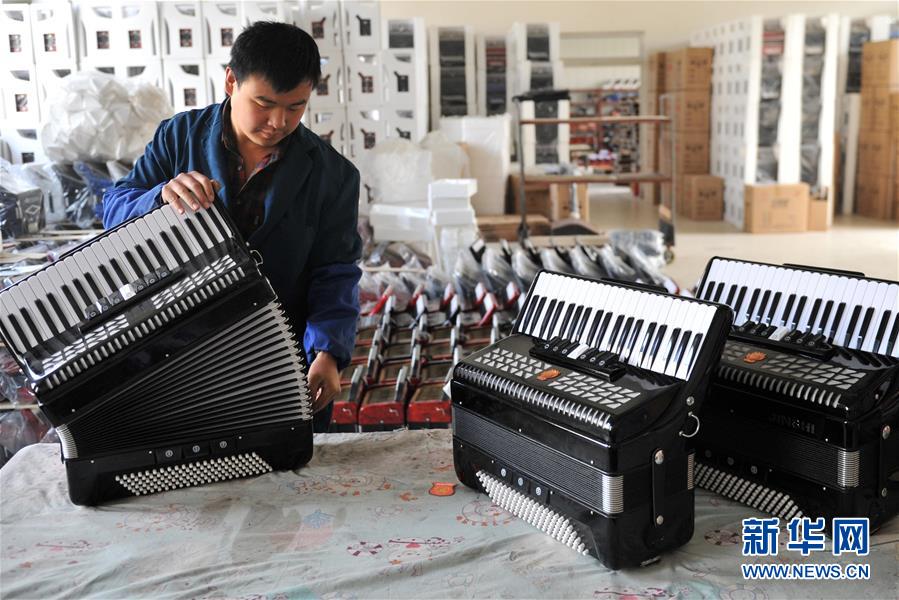 河北沧县：巧手农民制作西洋乐器畅销海外