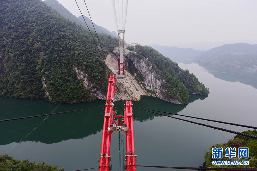 湖北咸豐：深山峽谷建虹橋