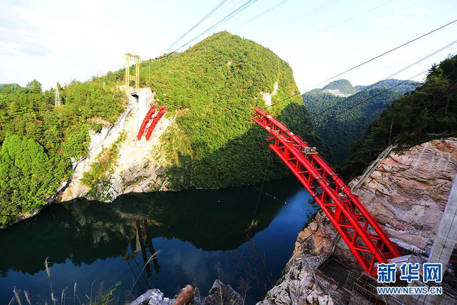 湖北咸豐：深山峽谷建虹橋