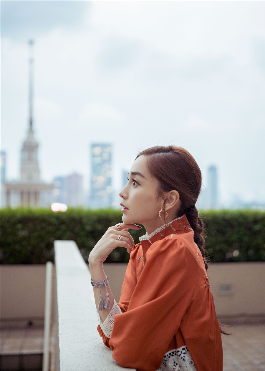 angelababy初冬写真尽显职场优雅女人味