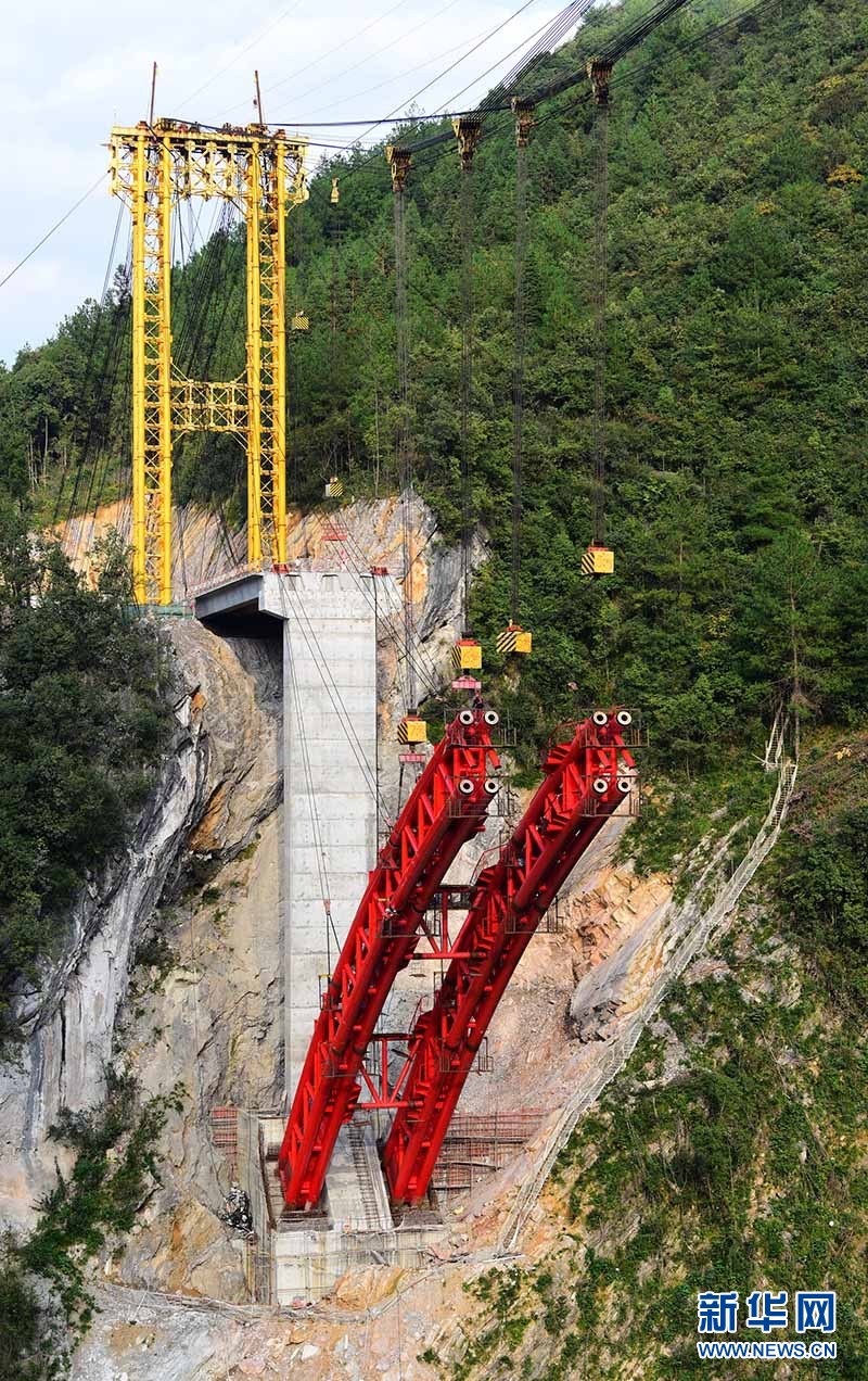 湖北咸豐：深山峽谷建虹橋