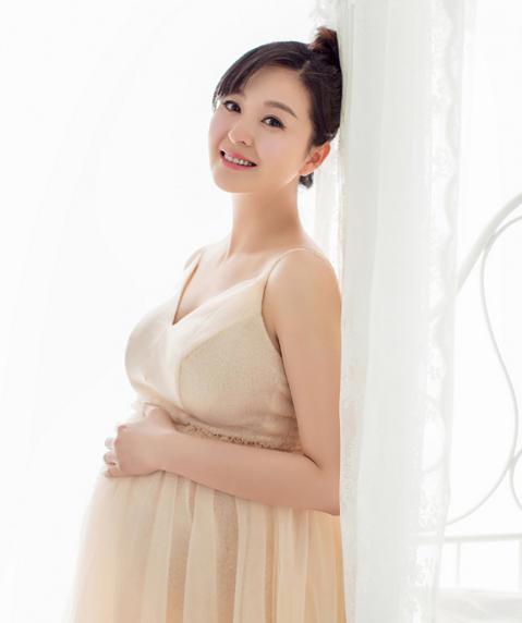 戴娇倩产女取名“安欣” 爸爸身份成谜