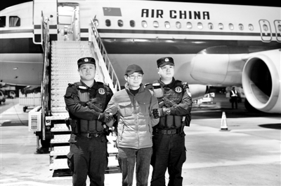 "红通"人员张靖川回国自首 曾卷75万余元潜逃21年