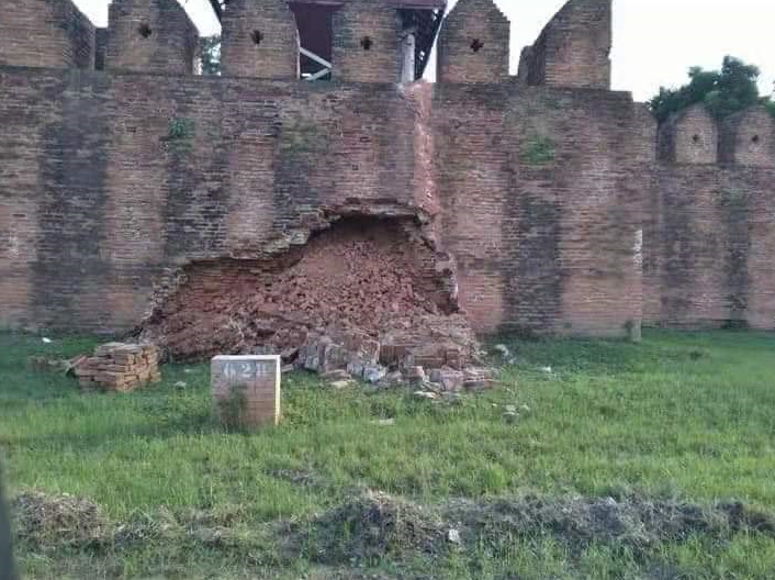 受连续降雨影响 缅甸曼德勒皇宫城墙局部坍塌