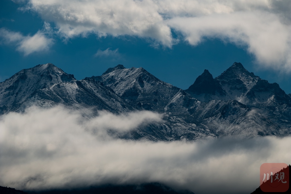 （中首）半山彩林半山雪 川西高原美得令人窒息