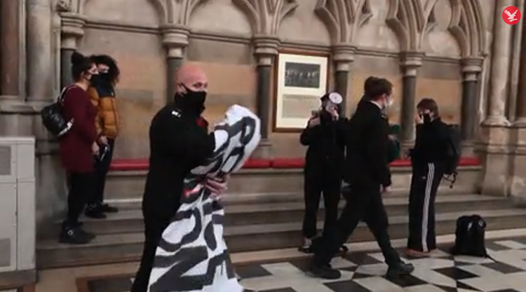 英国示威者冲进皇家司法院抗议警察暴力：齐声大喊，放烟雾弹