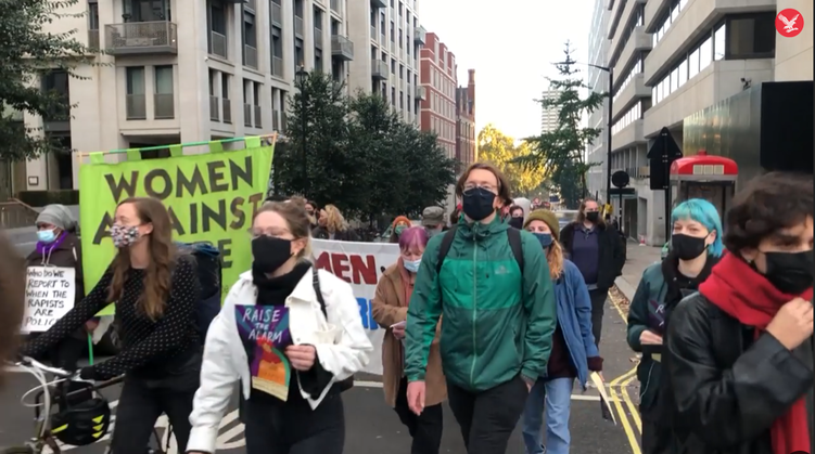 英国示威者冲进皇家司法院抗议警察暴力：齐声大喊，放烟雾弹