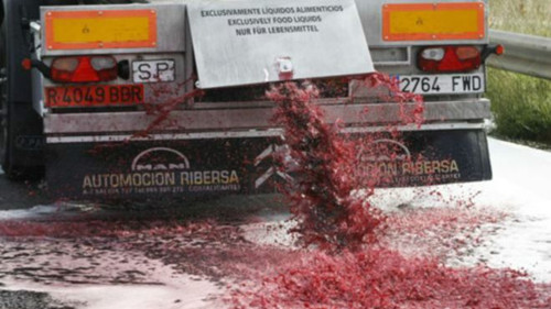 法国示威者劫货车洒红酒 西班牙召见法国大使