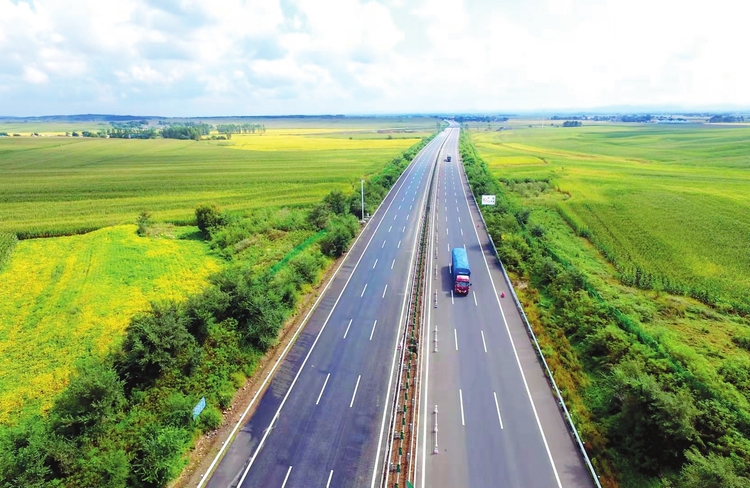 ②长烟高速山河互通工区,工人们逐步由桩基,墩柱等下部结构施工向上部