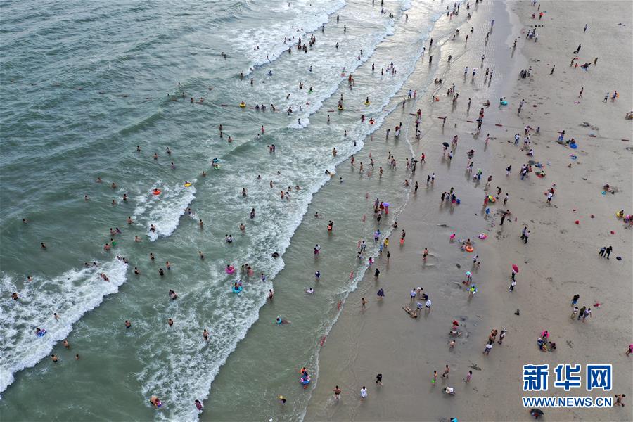 广西北海：银滩戏水乐