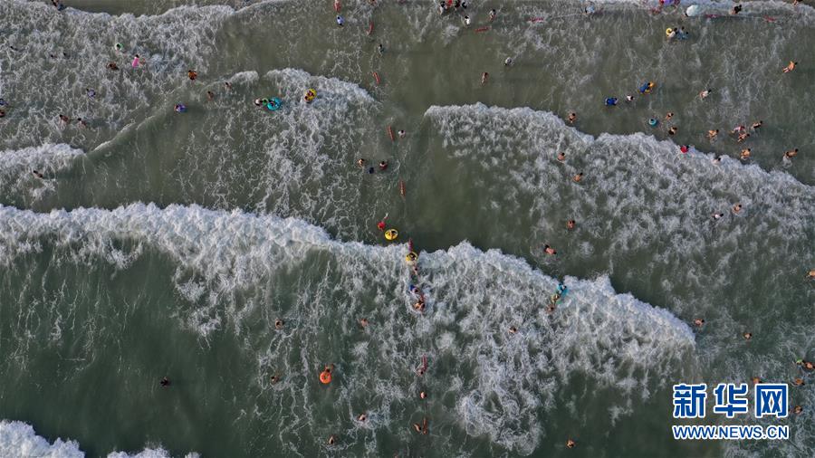 广西北海：银滩戏水乐