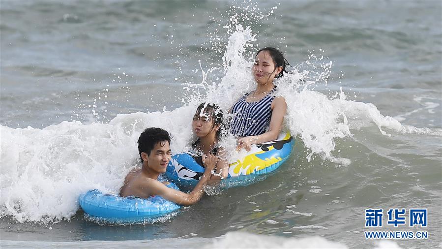 广西北海：银滩戏水乐