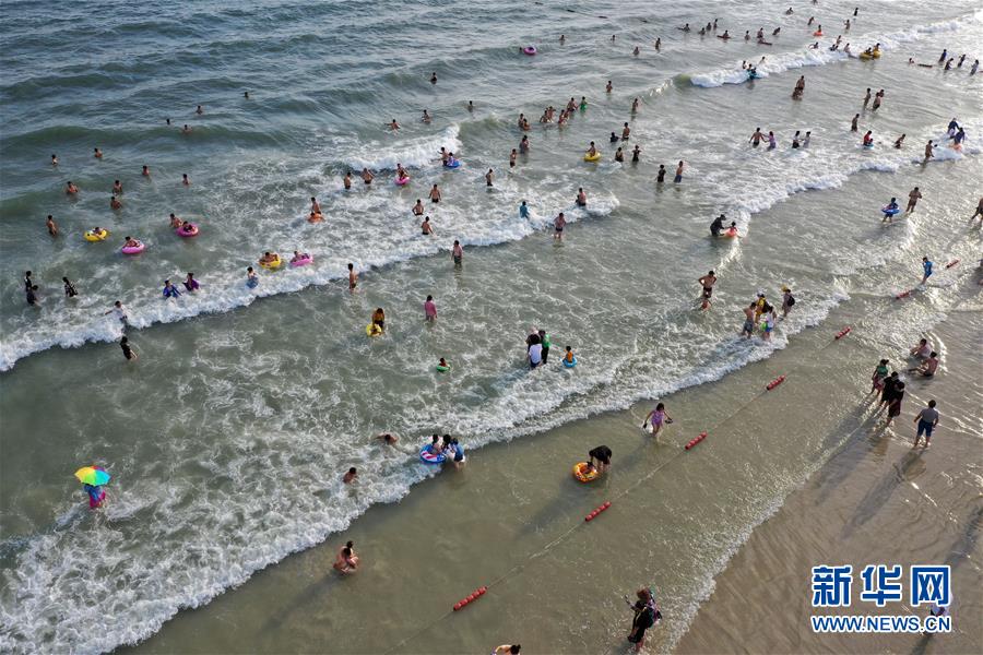 广西北海：银滩戏水乐