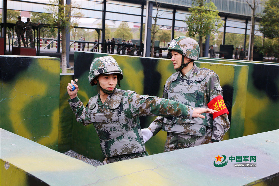 军校生手把手教你投手榴弹 军校生手把手教你投手榴弹