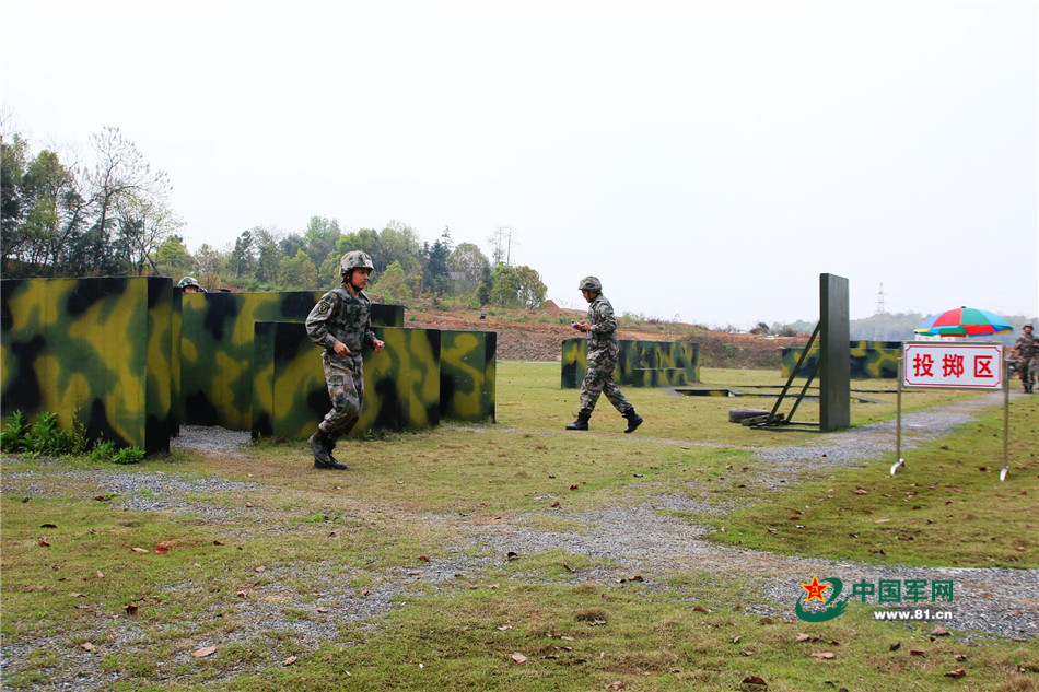 军校生手榴弹实弹投掷