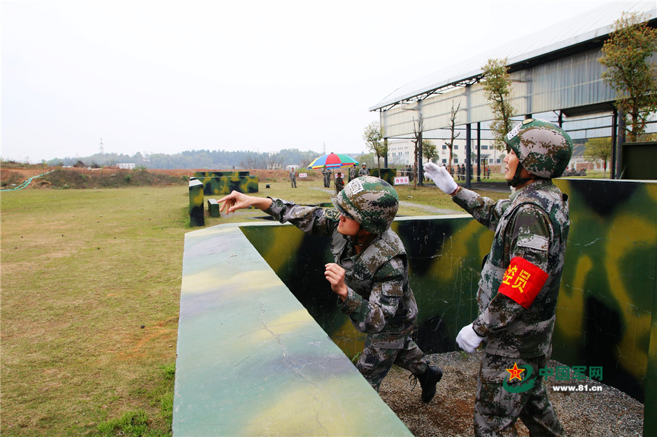 军校生手榴弹实弹投掷