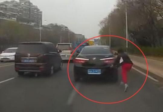 濟南女子"神碰瓷":馬路上追著車跑自己躺下(圖)