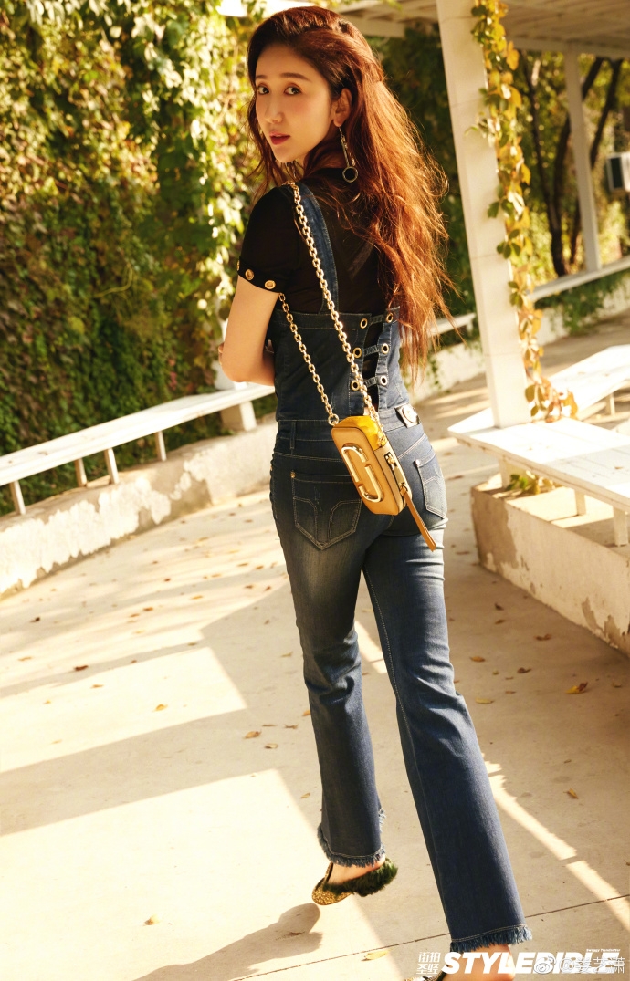 娄艺潇最新街拍曝光百变造型演绎秋日时尚